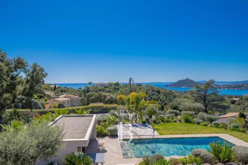 SAINT-RAPHAËL - VILLA CONTEMPORAINE AVEC VUE MER