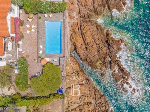 SAINT-RAPHAËL - VILLA PIED DANS L'EAU DANS UN DOMAINE PRIVÉ